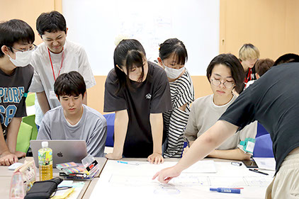 チームで設計図を囲む