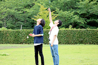 ロケットを見上げる